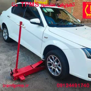 خودرو دنا در حال تعویض سنسور باد لاستیک