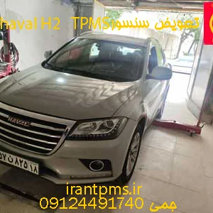 خودرو هاوال در حال تعویض سنسور باد لاستیک