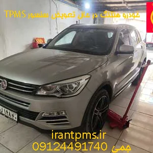 خودرو هنتگ در حال تعویض سنسور TPMS