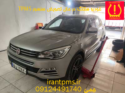 خودرو هنتگ در حال تعویض سنسور TPMS