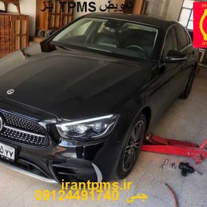 بنز E200 در حال تعویض سنسور باد لاستیک TPMS
