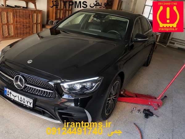 بنز E200 در حال تعویض سنسور باد لاستیک TPMS