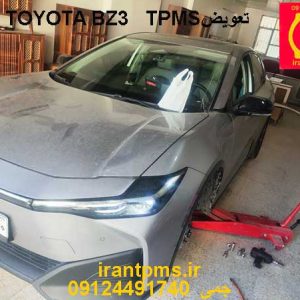 خودرو تویوتا در حال تعویض سنسور TPMS