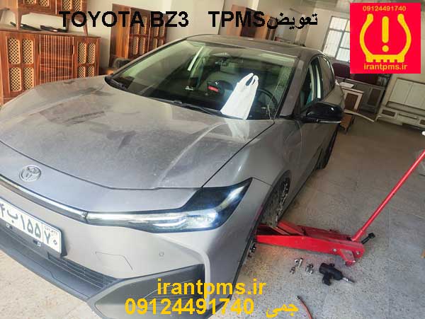 خودرو تویوتا در حال تعویض سنسور TPMS