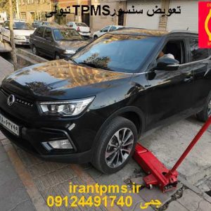 تیولی در حال تعویض سنسور باد لاستیک