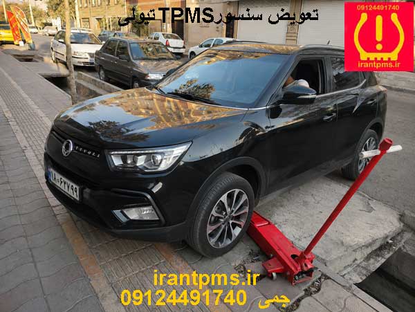 تیولی در حال تعویض سنسور باد لاستیک