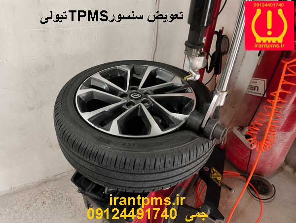 تعویض-سنسور-باد-لاستیک-تیولی-در-رینگ چرخ تیولی درحال تعویض سنسور TPMS