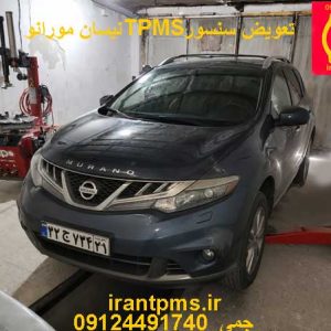 نیسان مورانو در حال تعویض سنسور باد لاستیک