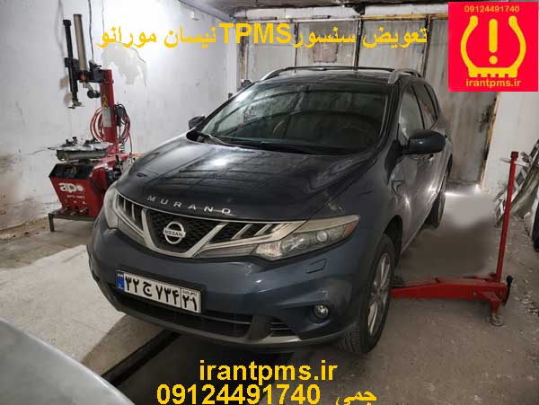 نیسان مورانو در حال تعویض سنسور باد لاستیک