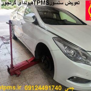 هیوندای آزرا گرنجور در حال تعویض سنسور باد لاستیک