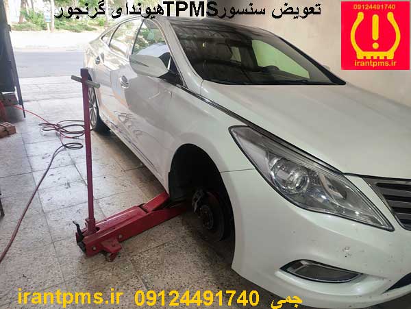 هیوندای آزرا گرنجور در حال تعویض سنسور باد لاستیک