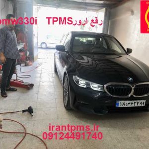 BMW 330i در حال تعویض سنسور باد لاستیکTPMS