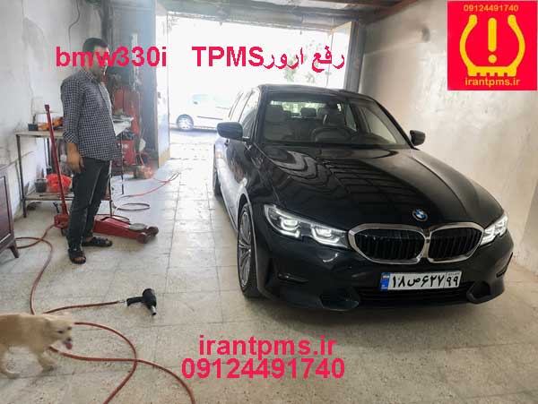 BMW 330i در حال تعویض سنسور باد لاستیکTPMS